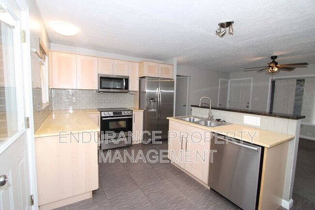 Building Photo - 1646 Raglan St