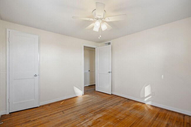 Building Photo - Charming 3 Bedroom Rancher in Lakeside