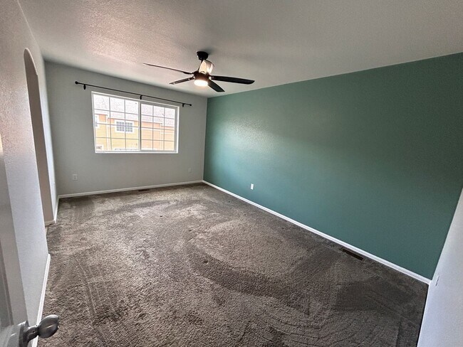 Building Photo - 3 Bed 3 bath Town Home in 80910!