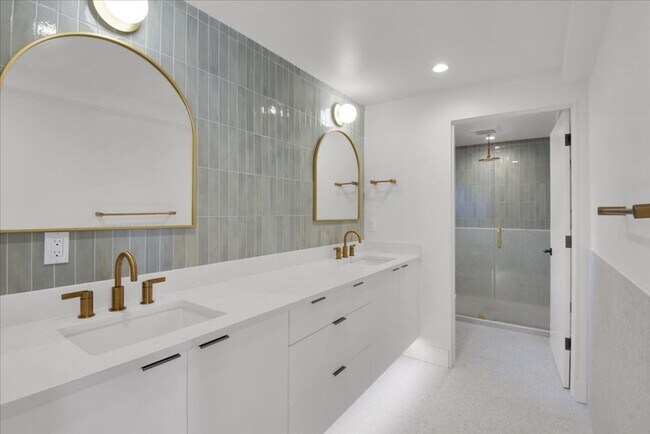 Building Photo - 4Bd/3.25Ba Shoreline House