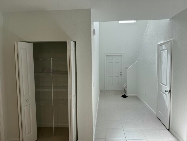 Building Photo - 664 Carlyle Wy