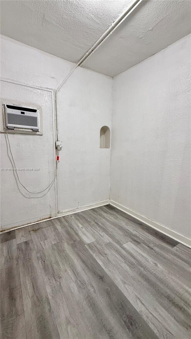 Building Photo - 444 SW 10th Ave