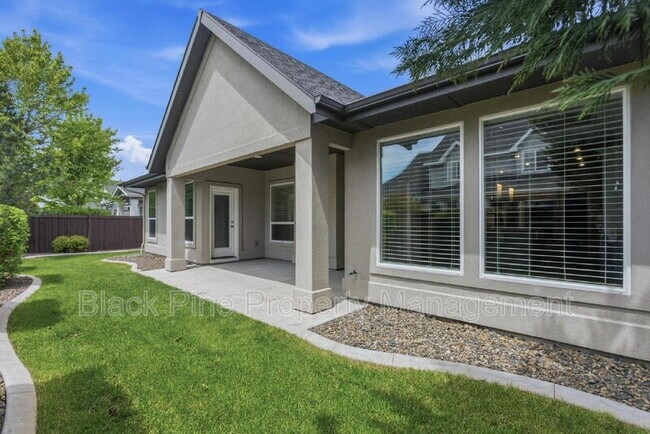 Building Photo - 3761 W Renhold Dr