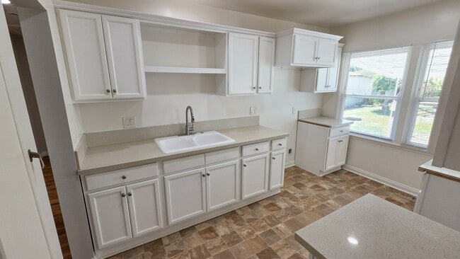 Building Photo - Beautiful 3 Bed 1 Bath House With Double Garage Available Now!