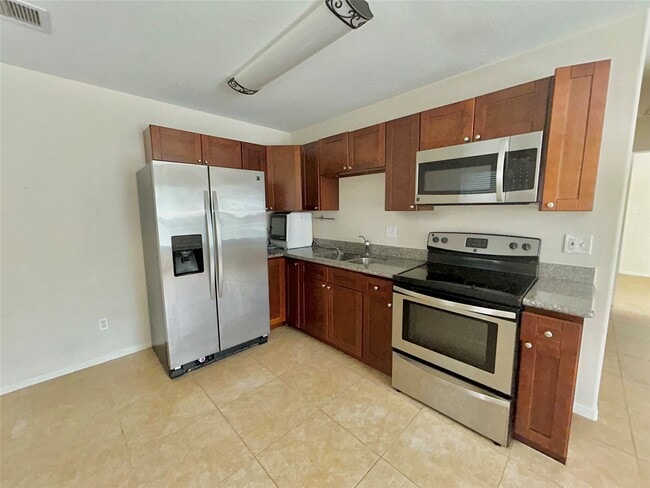 Building Photo - 3735 Putnam Dr