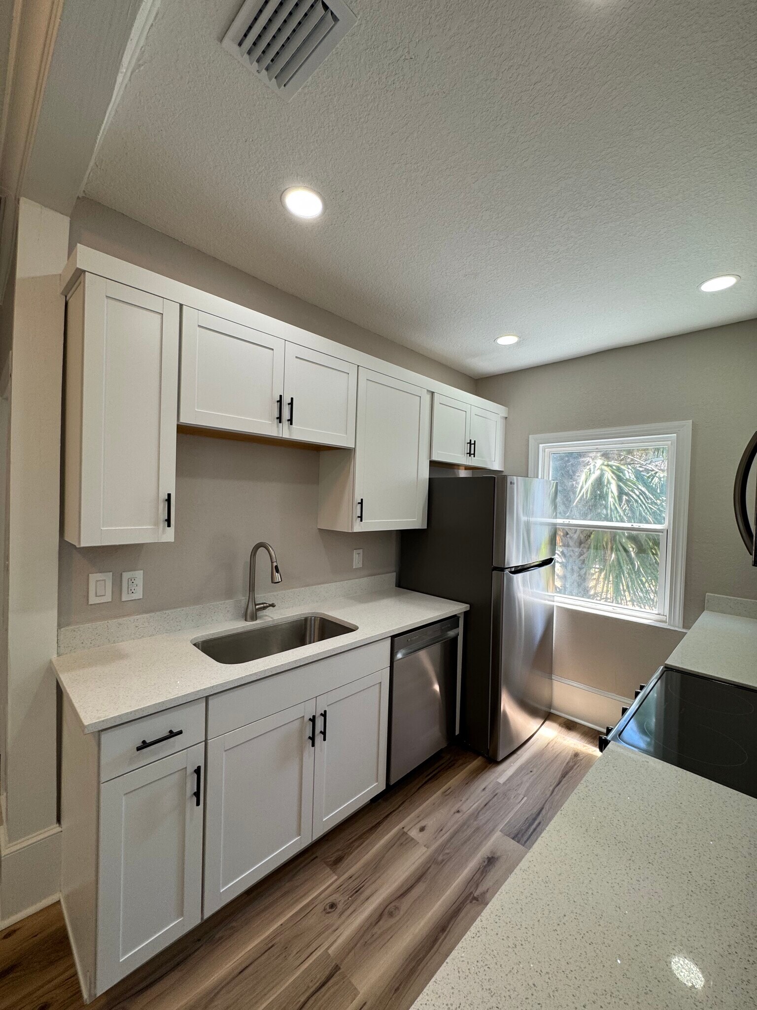 Building Photo - 708 Davis St