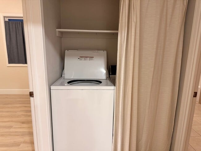 Building Photo - Downtown CDA with Shop!