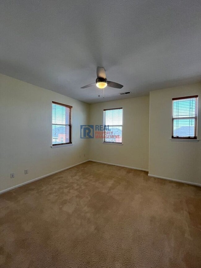 Building Photo - 13583 E Longview Ave