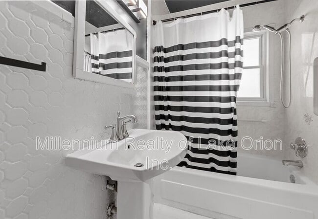 Building Photo - 697 Lounsbury Ave