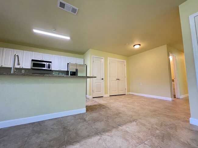 Building Photo - 3 bedroom Duplex by the Lake