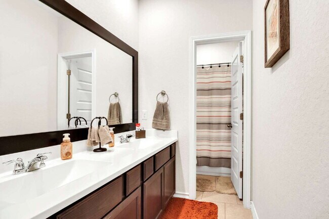 Building Photo - "Spacious 4-Bedroom Haven with 3 Full Baths in San Antonio's Charming Davis Ranch!"