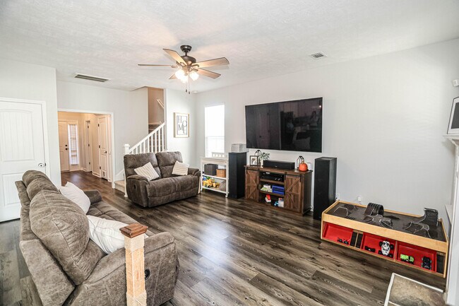 Building Photo - 550 Jensen Ln