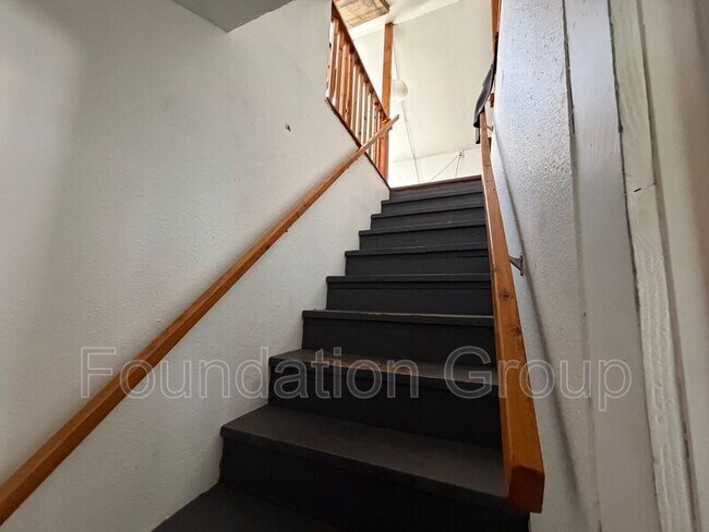 Building Photo - 1410 S Cloverdale St