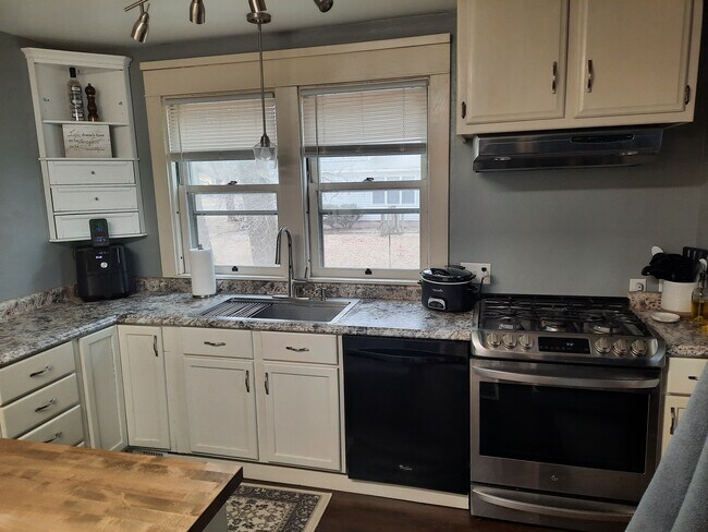 Building Photo - 224 E Dell St