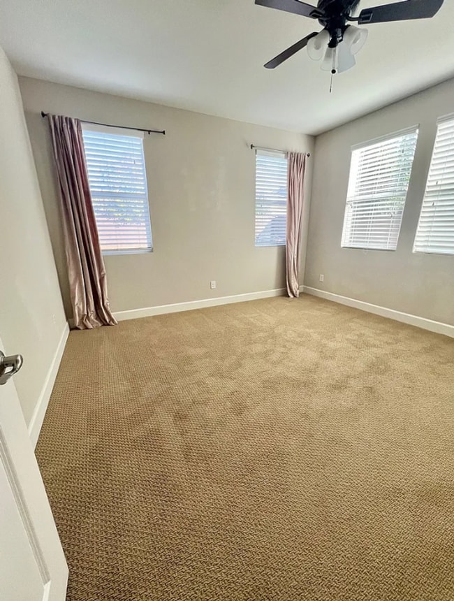 Building Photo - Elegant and Spacious Home with Pool & Park Views in Prime Roseville Location!