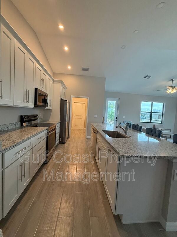 Building Photo - 2609 NE 5th Pl