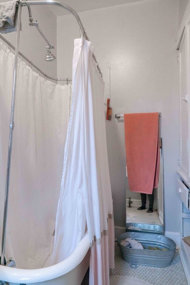 Building Photo - Uptown / Ravenswood - Studio - w/ Decorative Fireplace