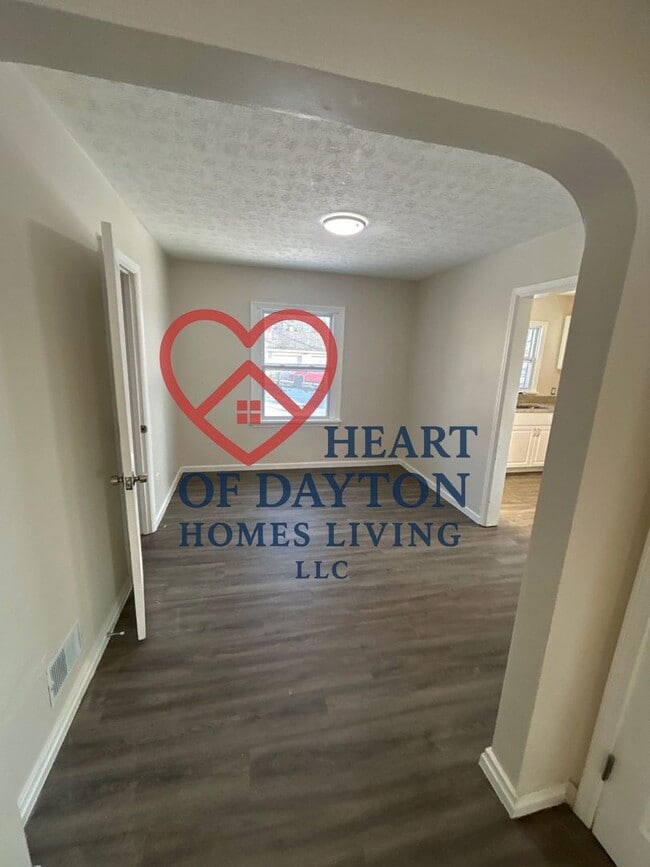 Building Photo - NEWLY RENOVATED 3BR/1BA