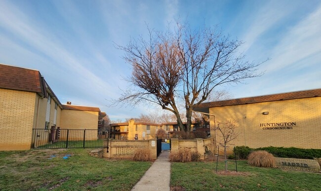 Building Photo - Huntington Condominiums, ground level, immaculate 1BR, 1BTH. Near biking/walking trails!