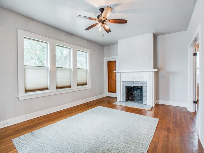 Living Room - 1007 W Craig Pl