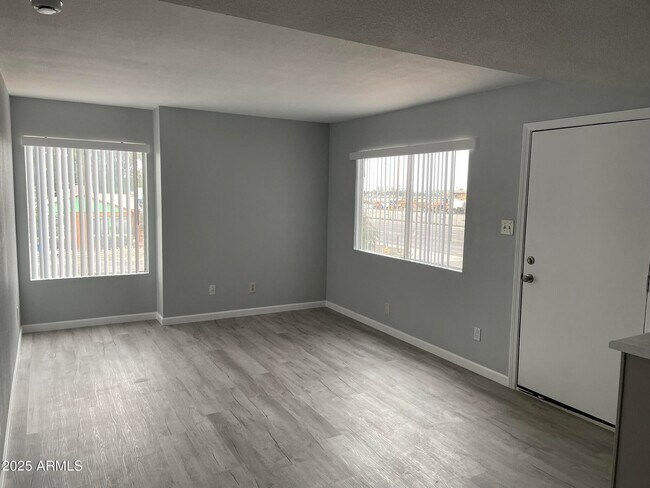 Building Photo - 1002 North 25th Pl