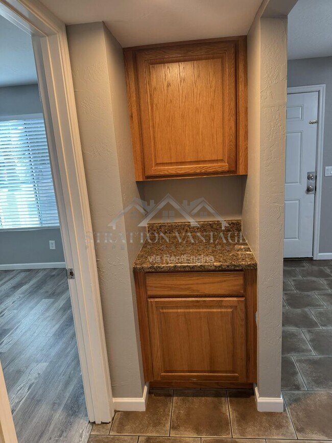 Building Photo - 448 N Lesueur