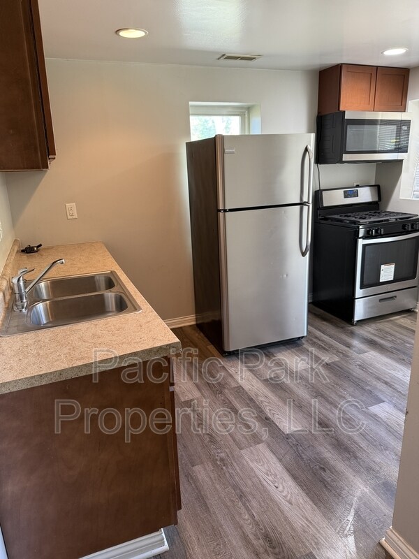 Building Photo - 3419 S Parker Ave