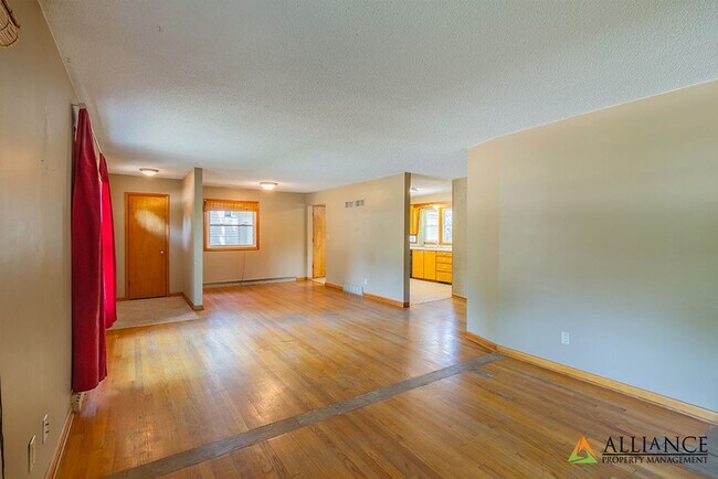 Building Photo - 1526 Jarvis Dr