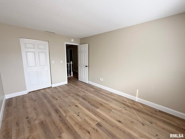 Building Photo - 3440 Villa Ridge