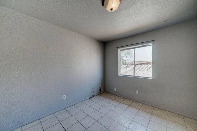Building Photo - 1114 E Bisnaga St