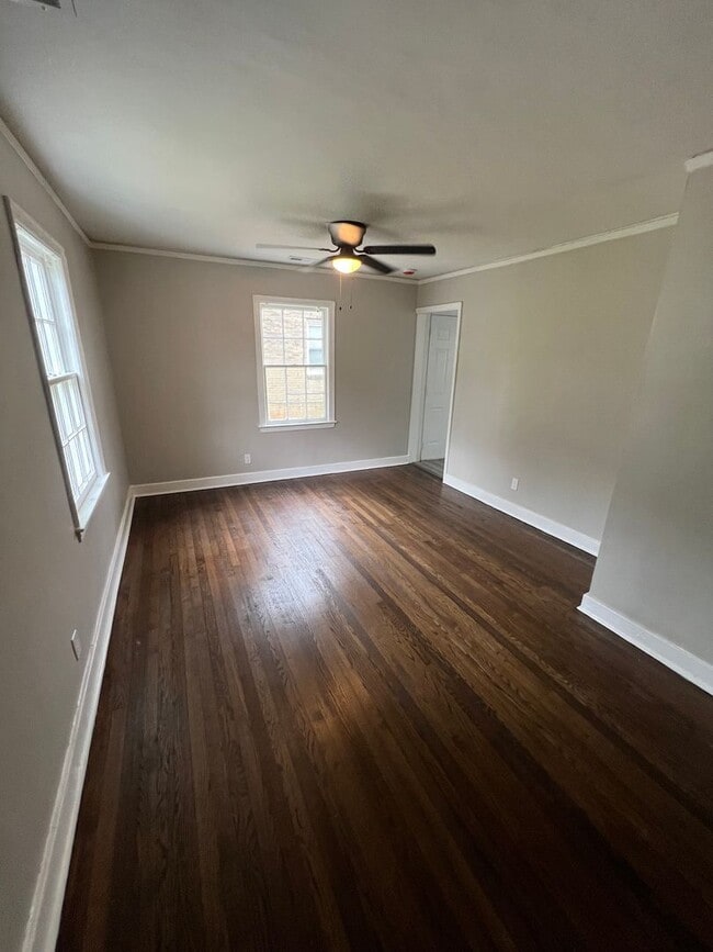 Building Photo - Two bedroom one bath