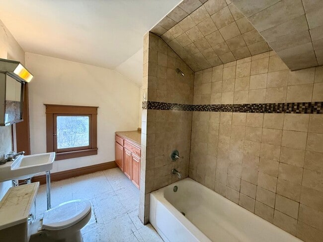 Building Photo - 909 S 6th Ave