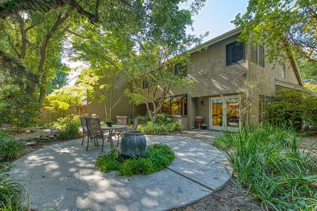 Building Photo - 2727 W Bluff Ave