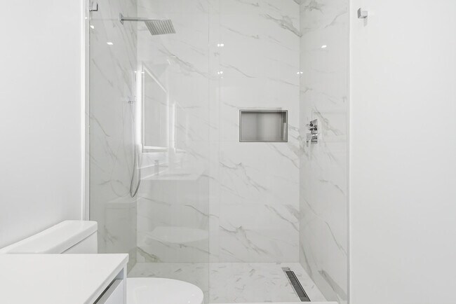 Building Photo - 220 Lake Shore Dr