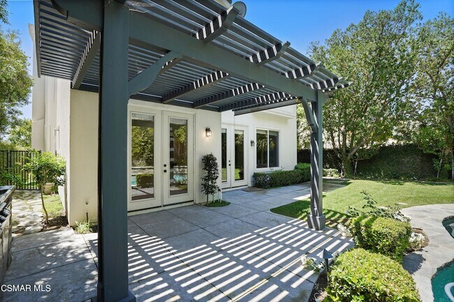 Building Photo - 6077 Mandeville Pl
