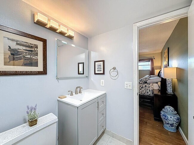 Building Photo - 9411 N Hollybrook Lake Dr