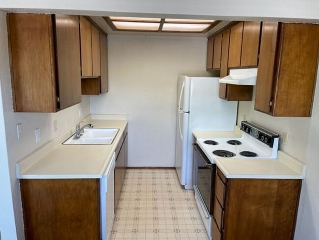 Building Photo - Spacious Orangevale condo that is clean, quite, and private.