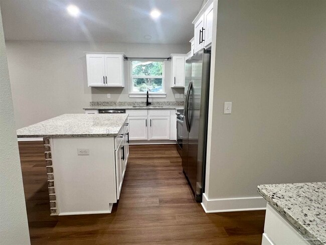 Building Photo - 4417 Oak Ln