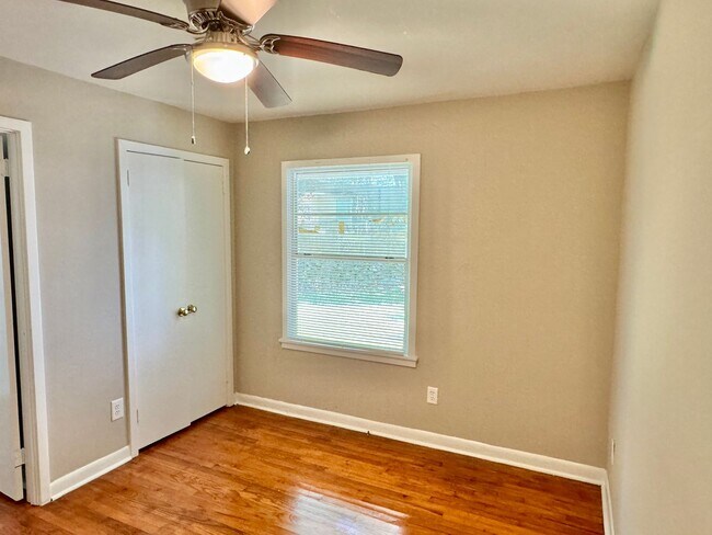 Building Photo - Move-in Ready ! Bright 3 Bedroom