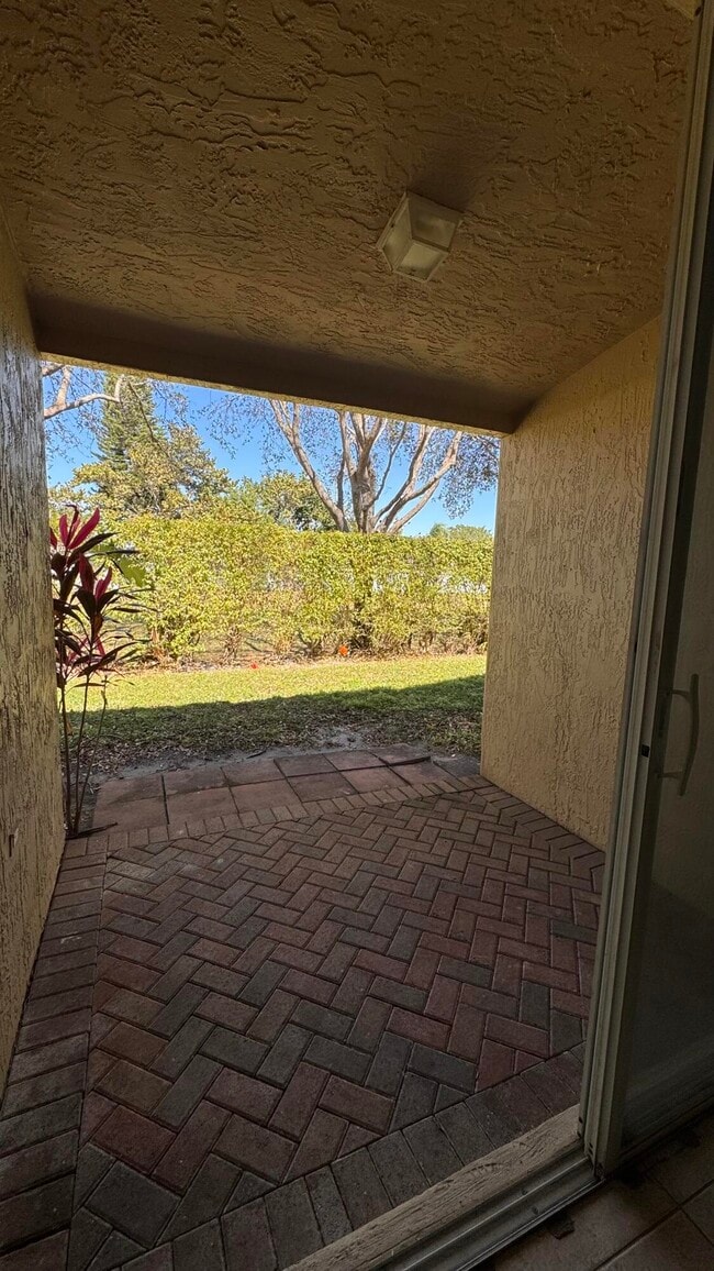 Building Photo - 6422 Park Lake Cir