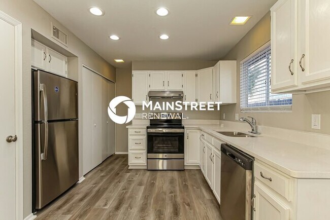 Building Photo - 3 Bedroom Pet-Friendly Home in Phoenix, AZ with Main Street Renewal