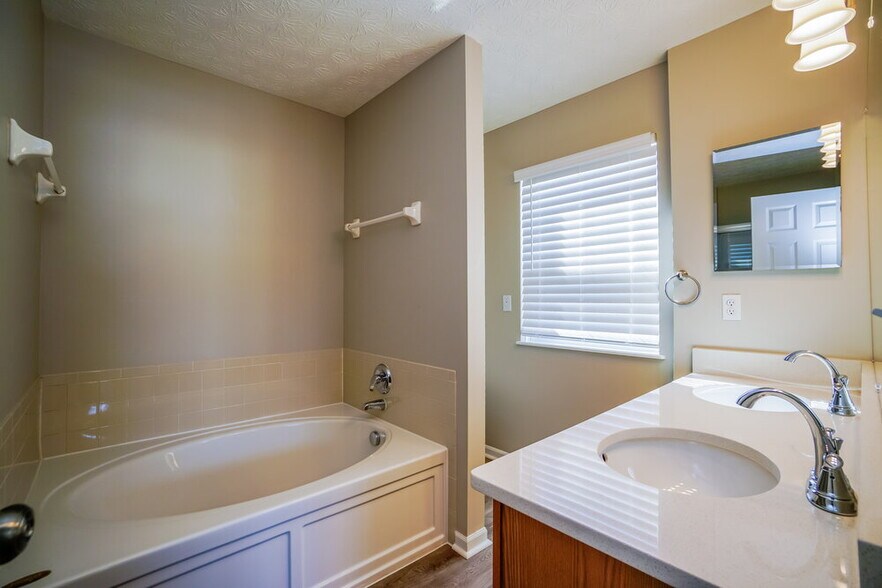 Building Photo - 5813 Lonerise Ln