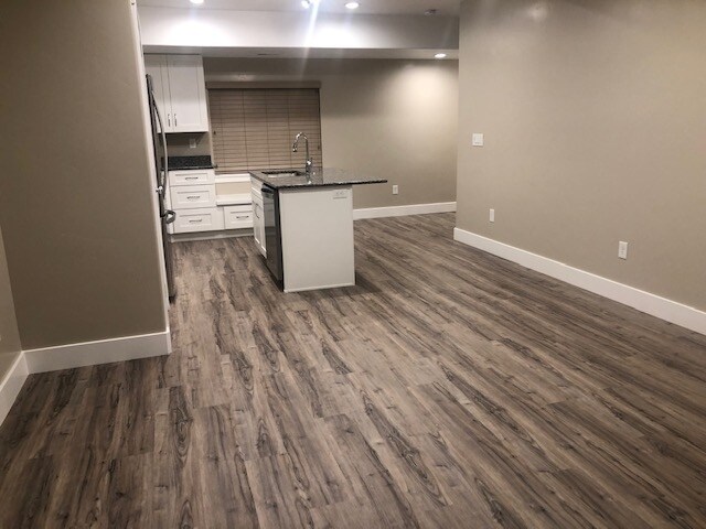 Building Photo - 584 2530 W