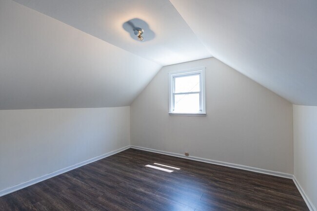 Building Photo - 4 bedrooms 1 bath