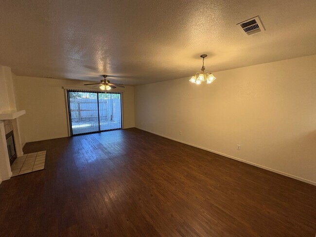 Building Photo - NW Condo Near Shopping Center Available Now!