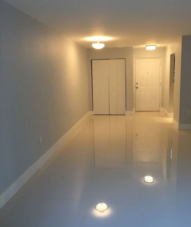 Building Photo - Location, Location, Location! 1 Bedroom/1 Bathroom in Miami Beach!