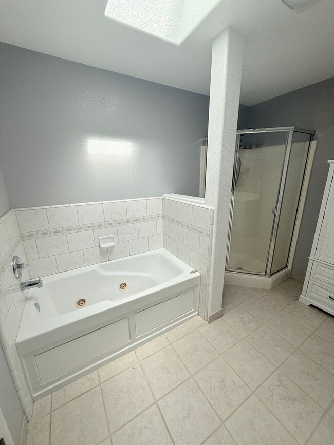 Building Photo - 1-Bedroom Unit with Parking & Appliances –...