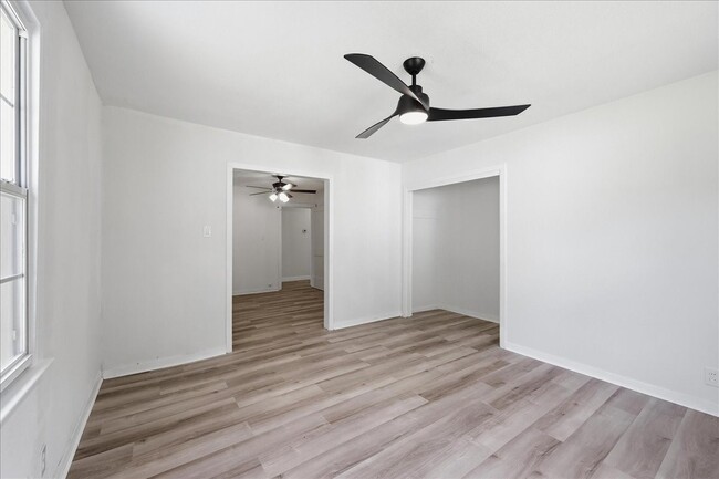 Building Photo - 519 S 13th St