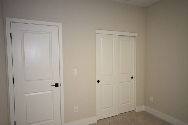 Building Photo - 140 Tortosa Ct