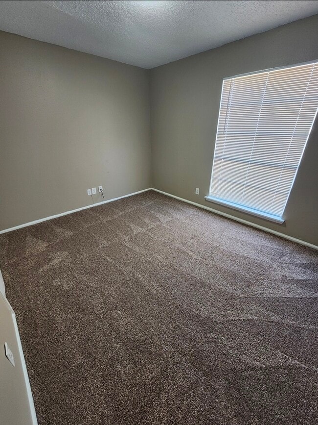 Building Photo - 3 bed 2 bath home